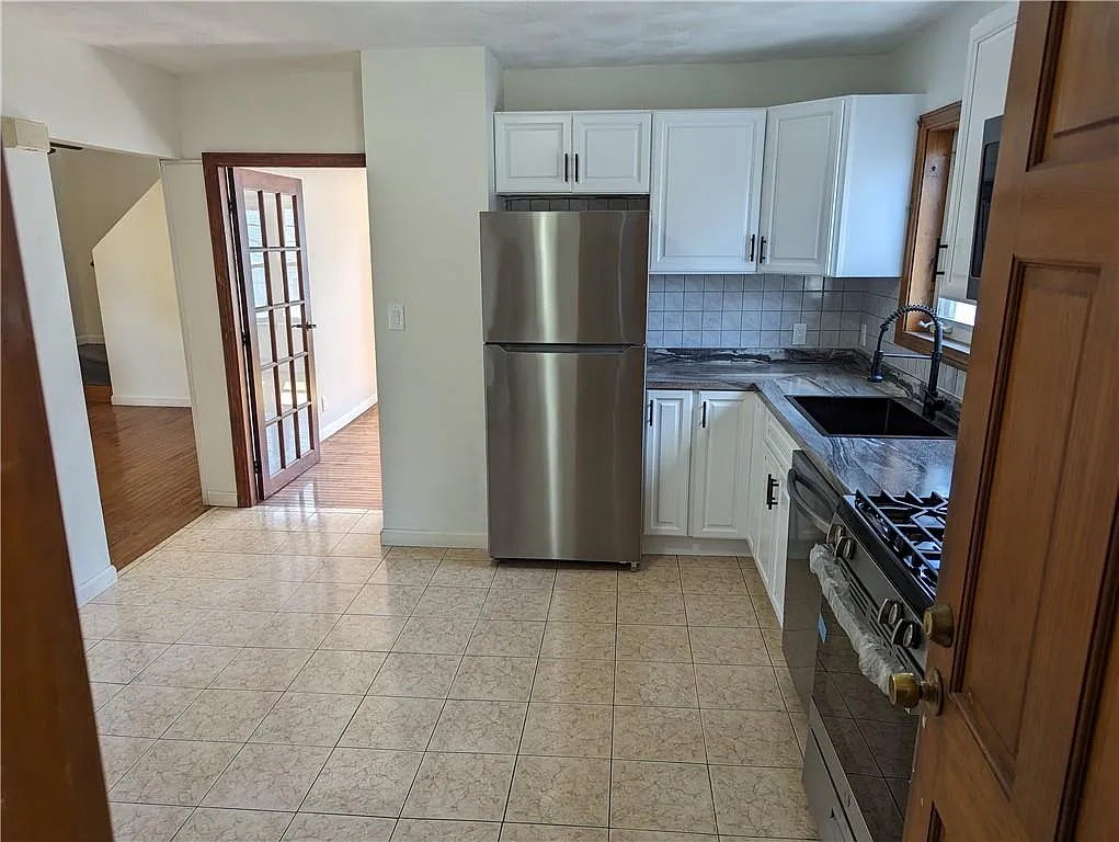 3 bed, 1.0 bath, 1105 sqft, $2,300 — Photo 2