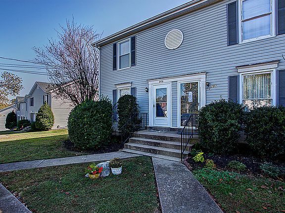 Close to Lake and Shopping