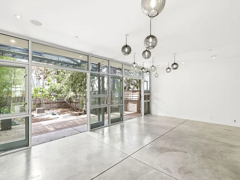 1076 S Van Ness Ave — Photo 12