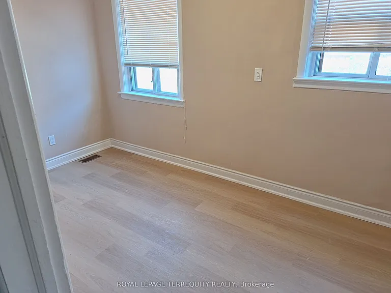 17 Compton Cres — Photo 7