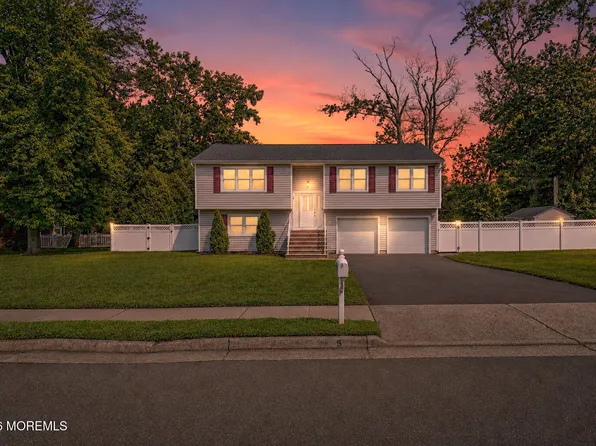 5 Sanders Drive, Middletown, NJ 07748