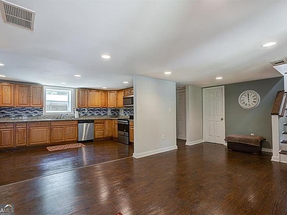 3rd image of 174 Rivertown Rd