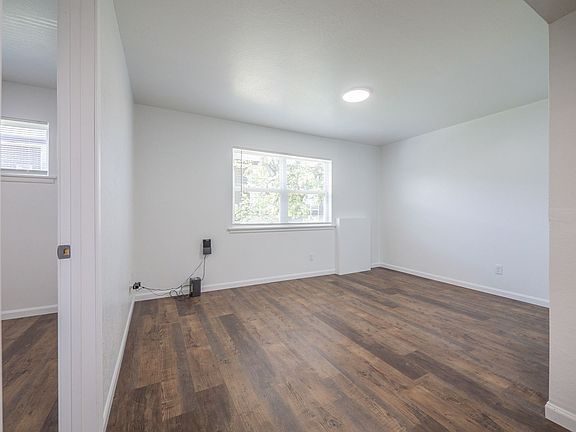 4th image of 1121-1115 N College Dr #18