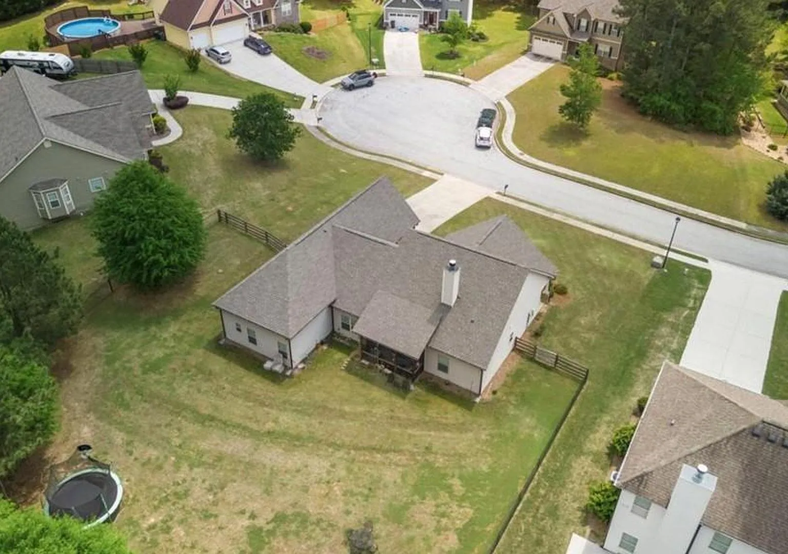 3 bed, 2.0 bath, 2739 sqft, $1,092 — Photo 4