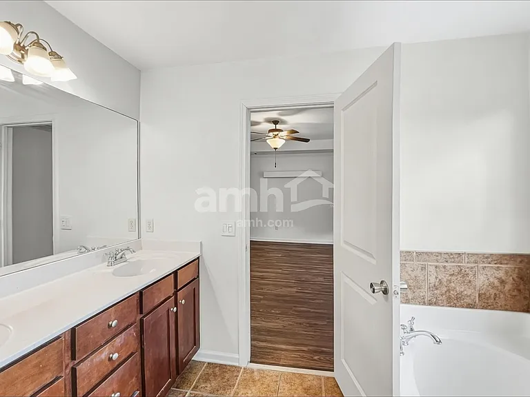 243 Royal Crescent Ter — Photo 13
