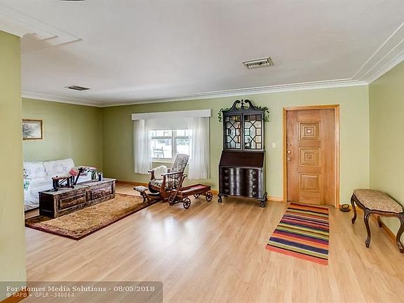 5th image of 900 SW 30th St