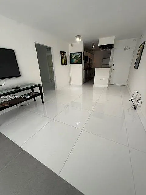 Oceanside Plaza Condo — Photo 4