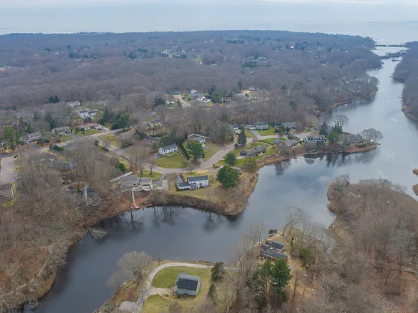 6 Jonathan Law Court, Waterford, CT 06385