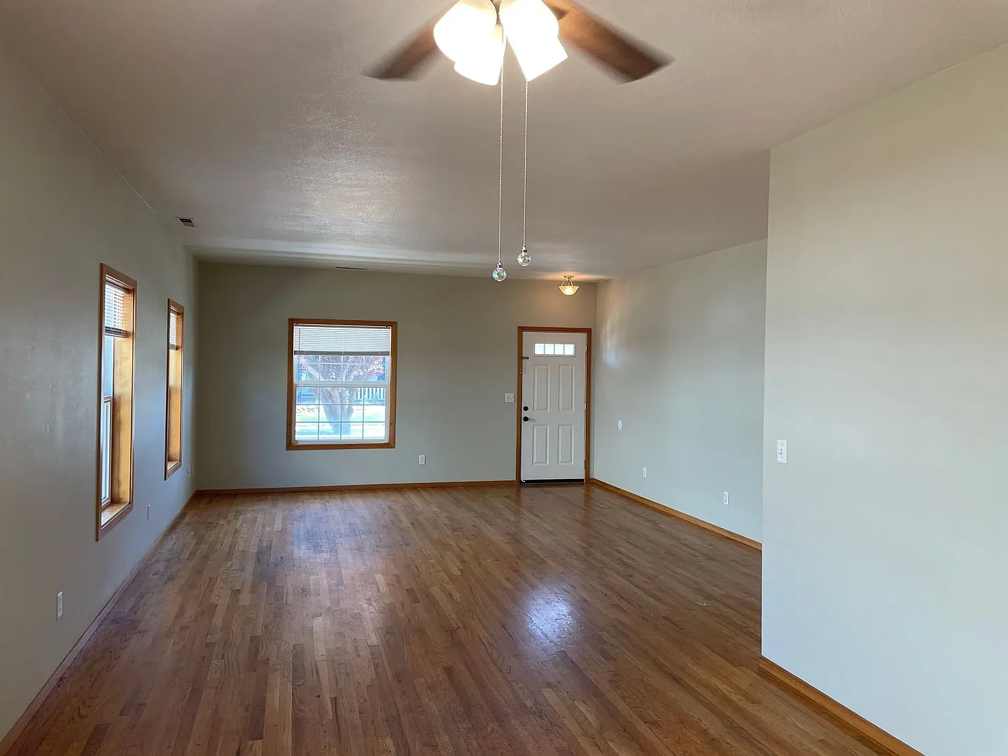 Charming Craftsman 3 Bedroom 2 Bath home in Located in Friendly Central Point — Photo 3