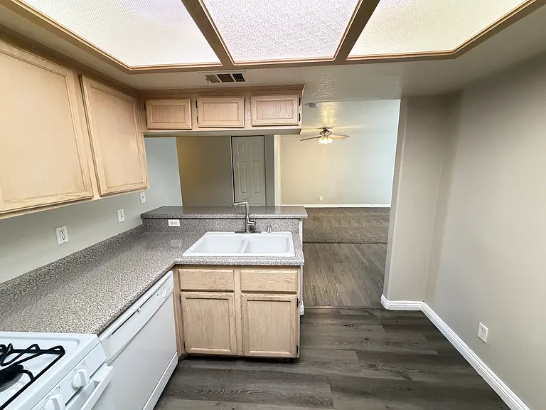 960 N Sloan Ln #104 — Photo 9
