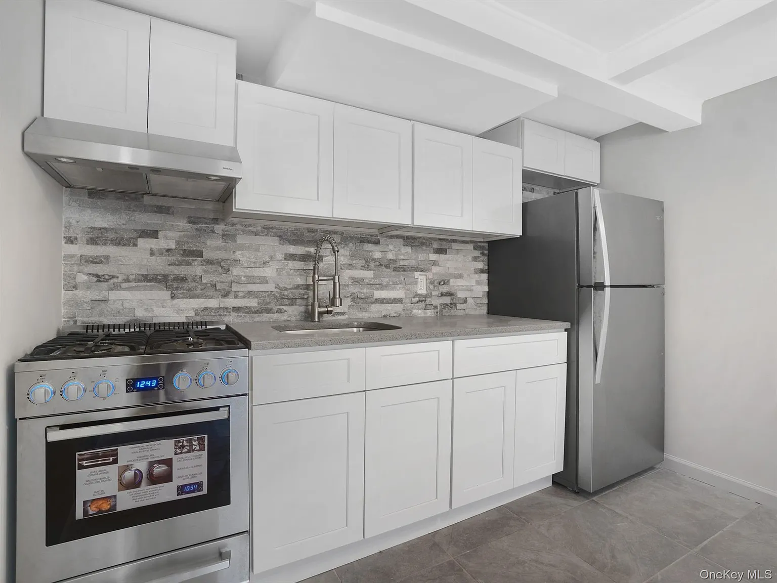 1 bed, 1.0 bath, 500 sqft, $1,900 — Photo 2