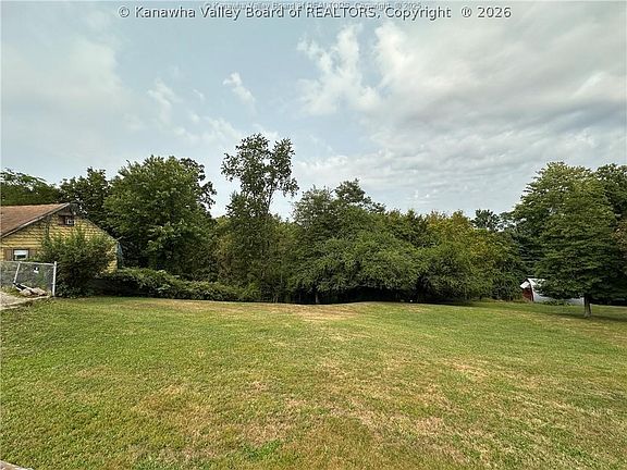 4th image of 2199 Oakridge Dr