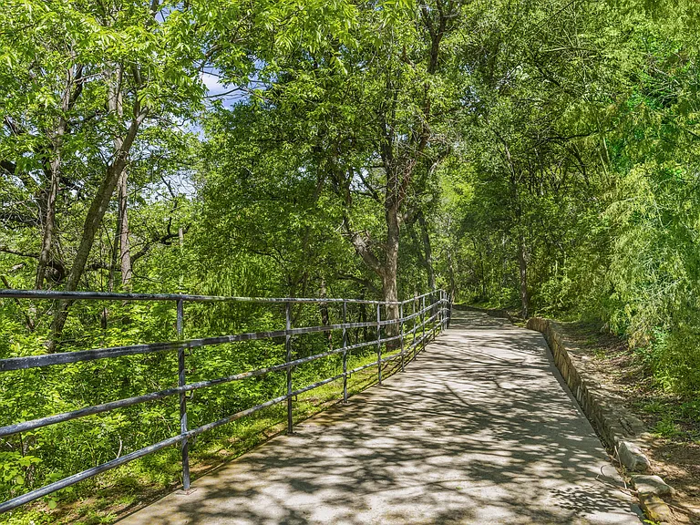 Dane Park Grapevine — Photo 42