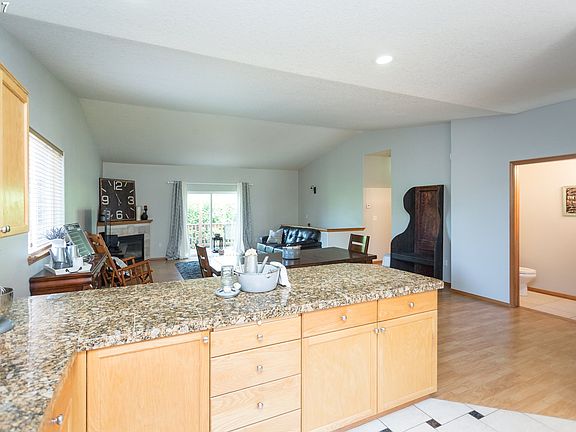 4th image of 5807 SE Hill St