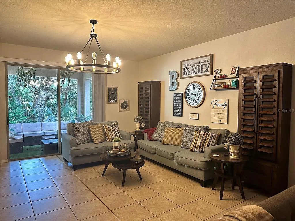 3 bed, 2.0 bath, 1978 sqft, $2,300 — Photo 4