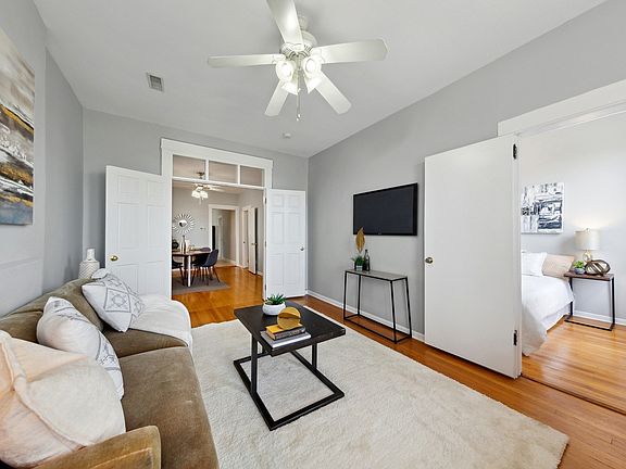 4th image of 1929 W Irving Park Rd APT 4