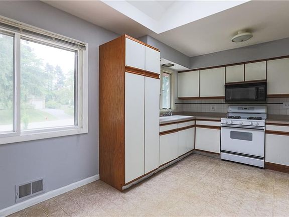 2nd image of 227 Gate House Trl