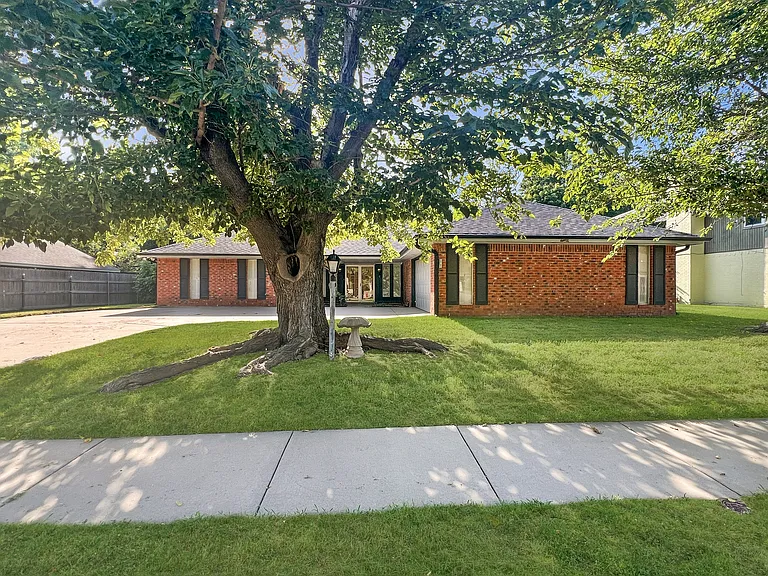 2604 NE Garden Ln — Photo 1
