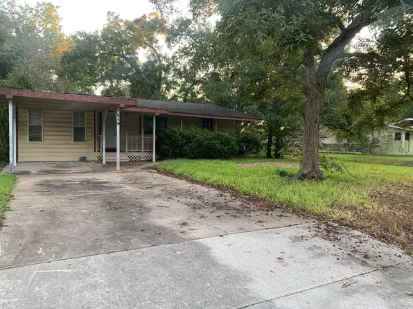 215 Jasmine St, Lake Jackson, TX 77566