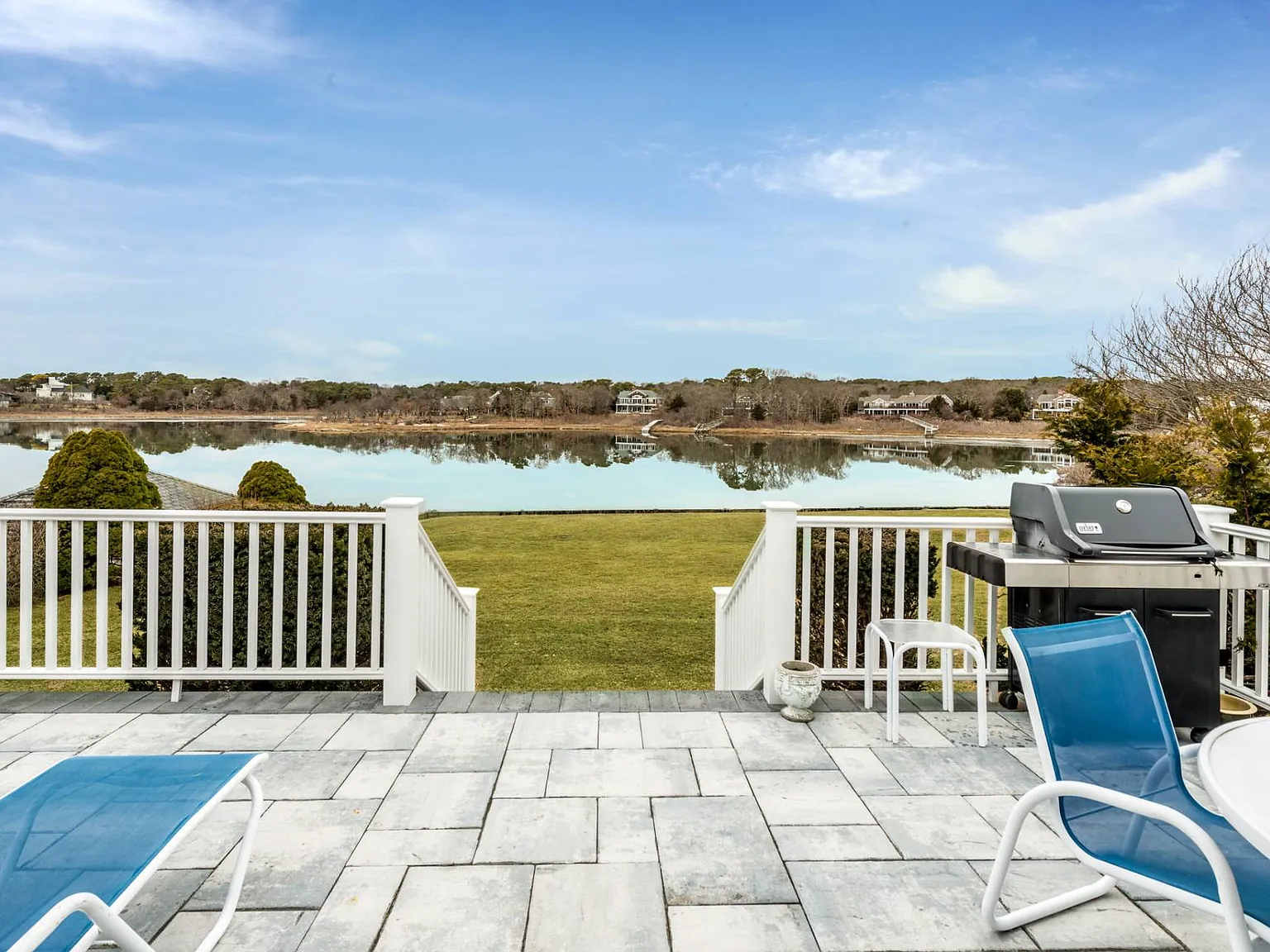Waterfront Summer Cottage — Photo 1