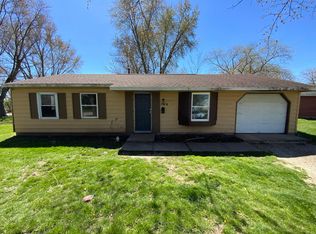 1914 Deerwood Dr, Danville, IL 61832