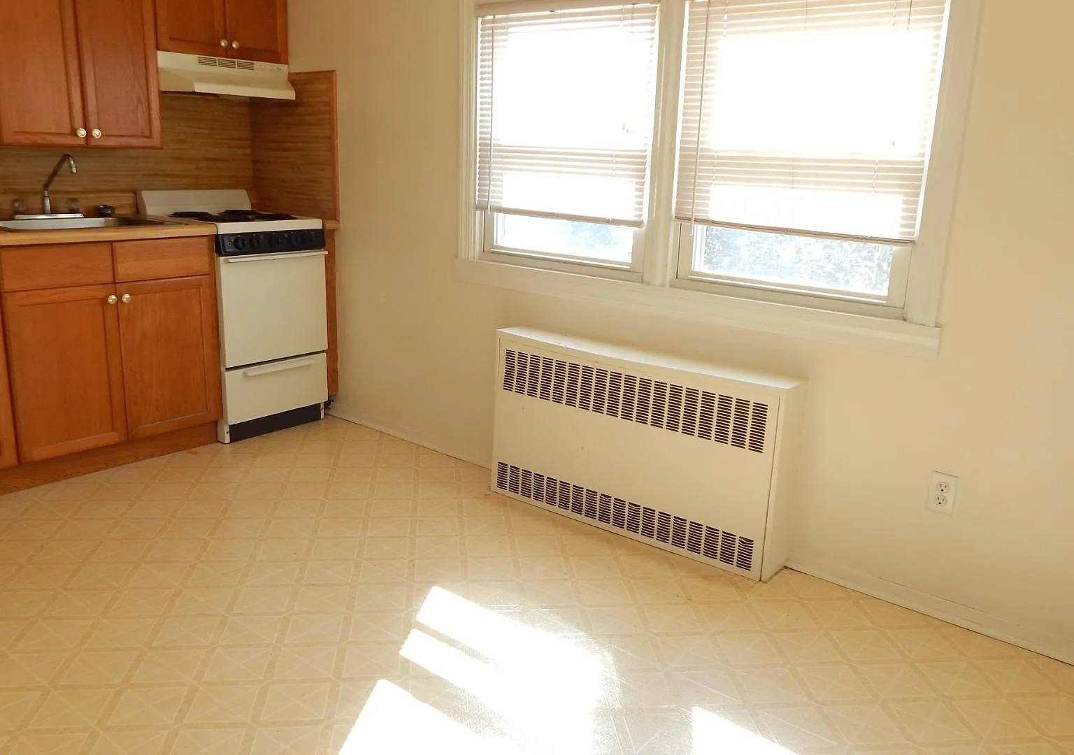 Gardiners Ave, Levittown — Photo 1