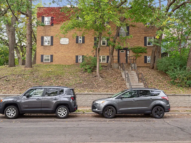 Classic, Hilltop Building Nestled Among Old Oak Trees, Right on Iris Park! — Photo 12