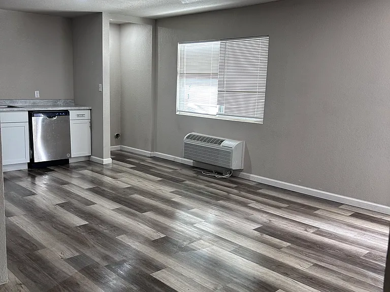 1601 W Main St #4 — Photo 9