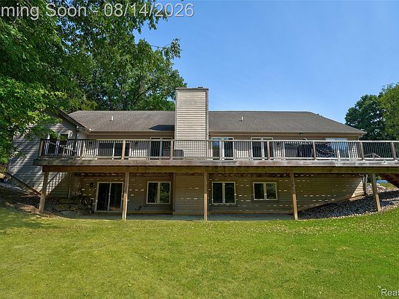 3rd image of 372 Hunters Ridge Dr