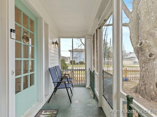424 Lincoln Lake Ave SE, Lowell, MI 49331