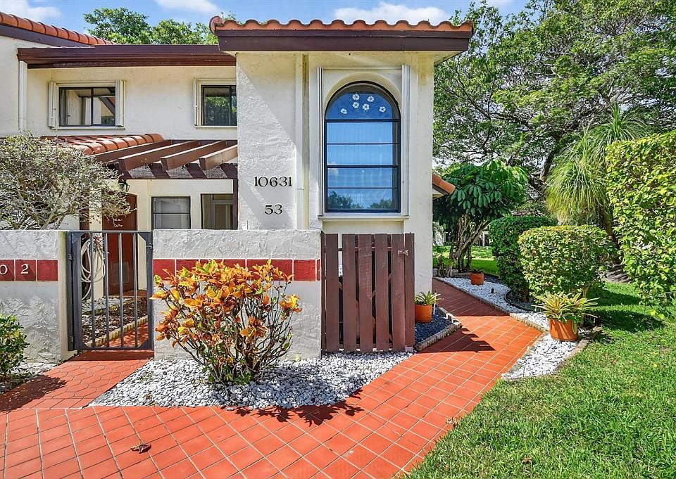2nd image of 10631 OCEAN PALM Way #202