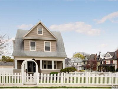 1 Woods Ave, Rockville Centre, NY, 11570