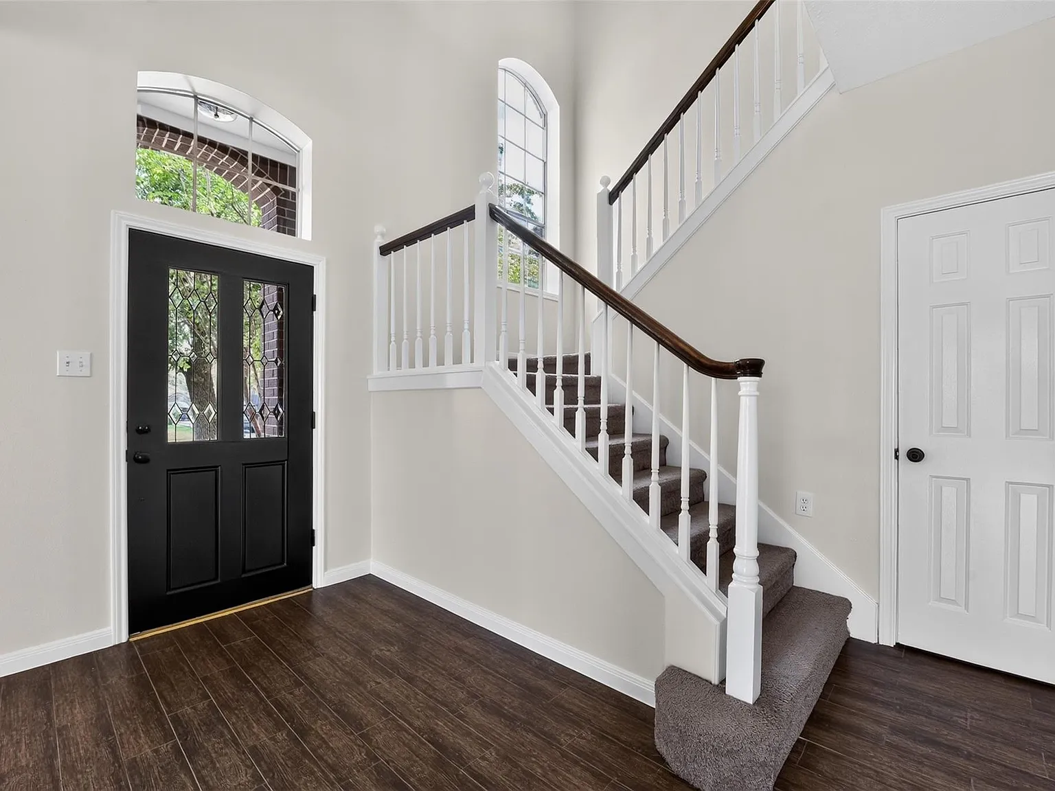 4 bed, 2.5 bath, 2889 sqft, $2,250 — Photo 2