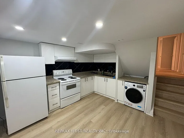 22 Axsmith Cres — Photo 5