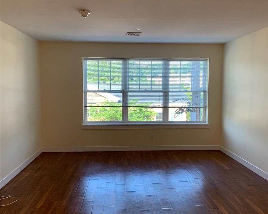1st image of 425 New York Ave #3