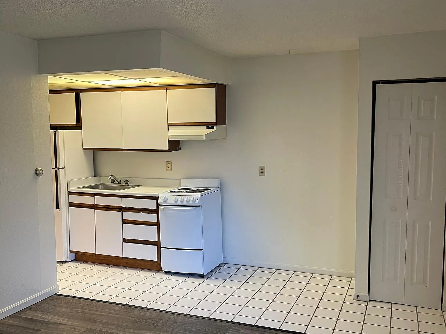 1 bed, $907 — Photo 2