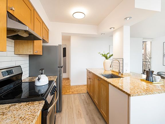 5th image of 1850 Comox St #607