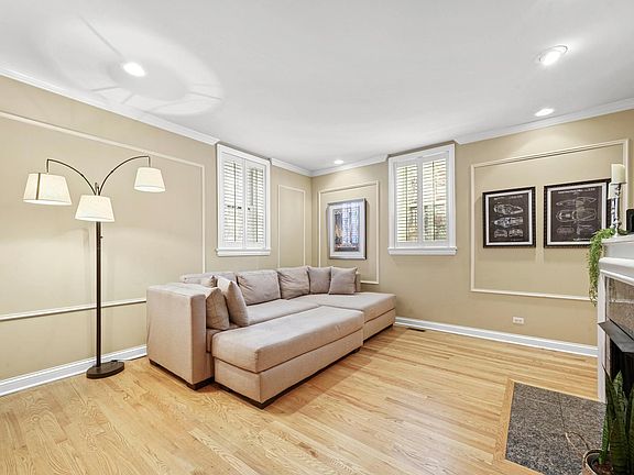 3rd image of 444 W Roslyn Pl APT 1C