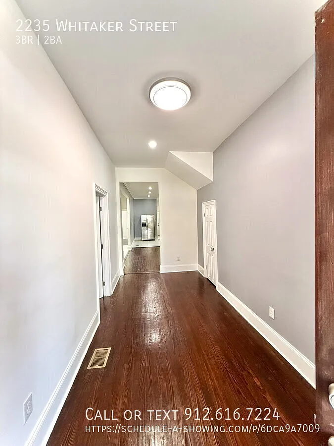 Spacious 3-Bedroom Duplex Steps from Savannah's Starland District — Photo 4
