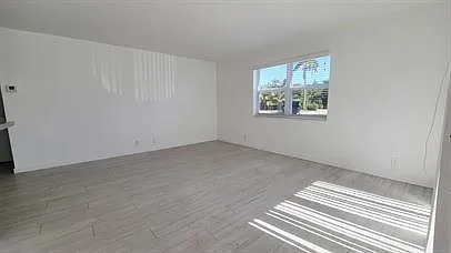 930 North 14th Court — Photo 2