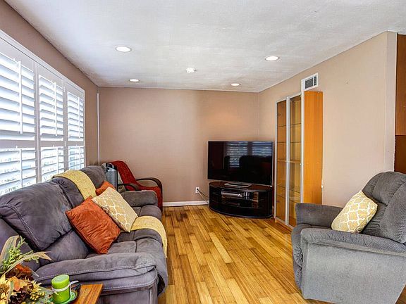 3rd image of 3853 Lake Ontario Dr