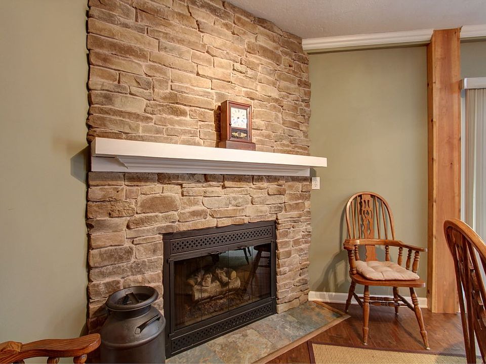 Gas log fireplace