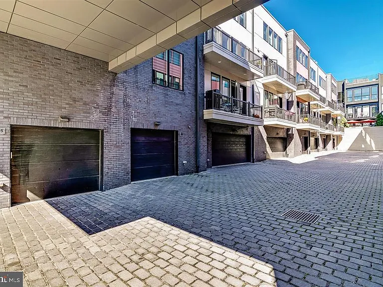 305 Green St — Photo 36