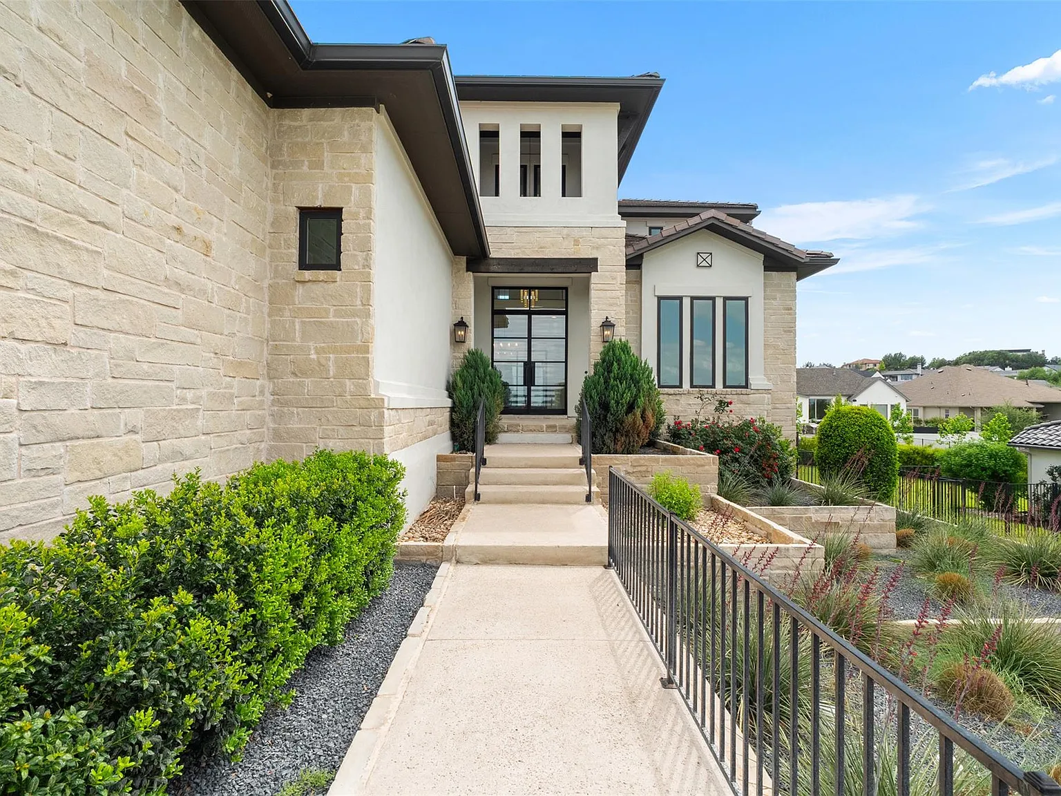 5 bed, 5.5 bath, 4663 sqft, $10,000 — Photo 4