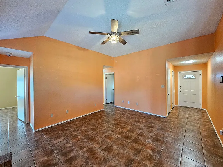 1507 Nina Dr — Photo 5
