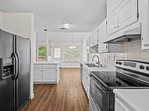 4th image of 2402 Austin Oaks Dr