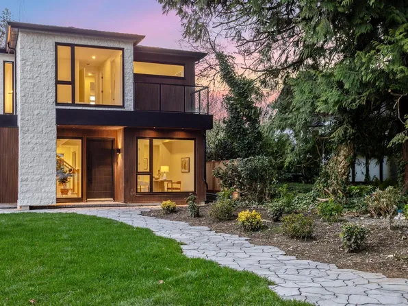 1921 Tatlow Ave, North Vancouver, BC V7P 3A2