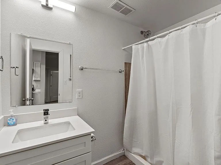 Avon @ 22nd — Photo 41