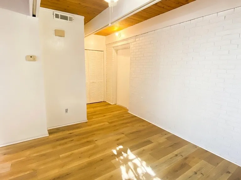 220 Belmont Rd — Photo 4