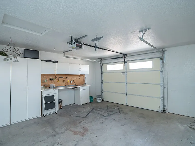 3910 Coral Reef Dr — Photo 35